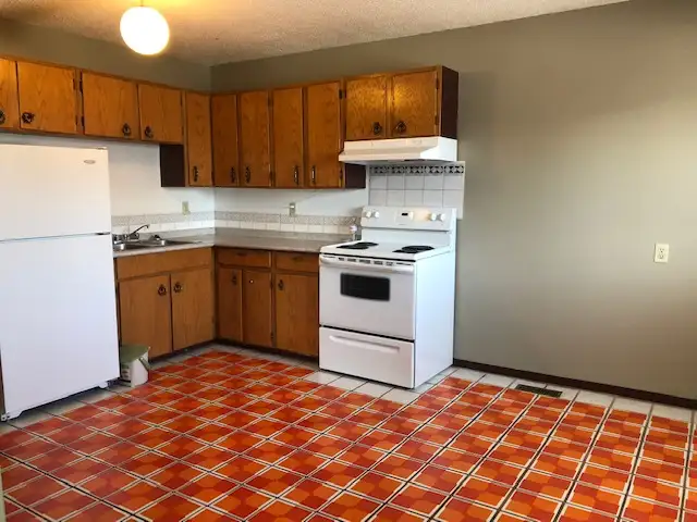 Abbeydale beautiful main floor 3 bedroom,sep ent $ 1350/m 60%ut - Photo 3