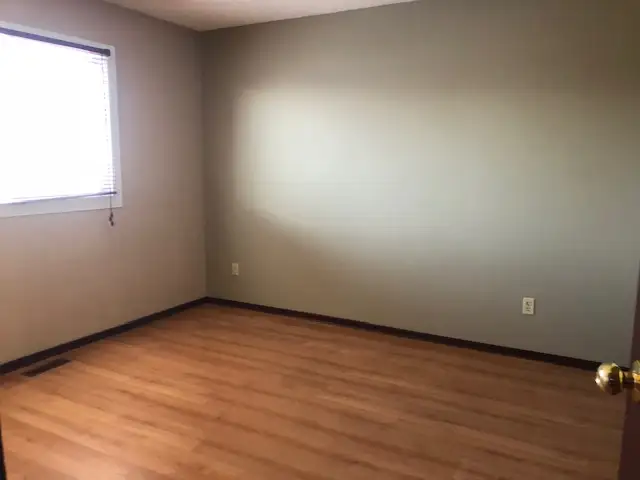 Abbeydale beautiful main floor 3 bedroom,sep ent $ 1350/m 60%ut - Photo 7