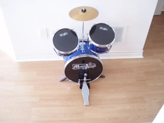 CHILD'S  DRUM SET  -  FOR  AGES  3 - 8