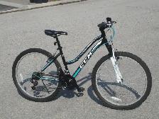 LIKE BRAND NEW FEMALES 26' CCM HARDLINE 21 SPD WITH SUSPENSION! - Photo 3