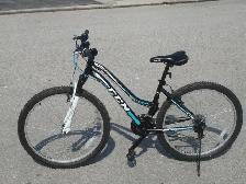 LIKE BRAND NEW FEMALES 26' CCM HARDLINE 21 SPD WITH SUSPENSION! - Photo 4