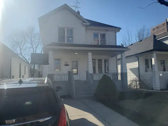 Luxury reno'd huge 5bd & 2bth near waterfront avail May 1st