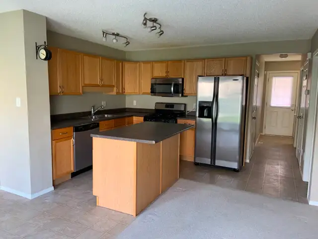 Rutherford Duplex for Rent! Close to school and the airport! - Photo 2