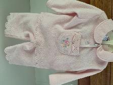 9 ITEMS BÉBÉ $5.00CH: 4 VETEMENTS, 1CHAPEAU FILLETTE 3 COUVERTES - Photo 3