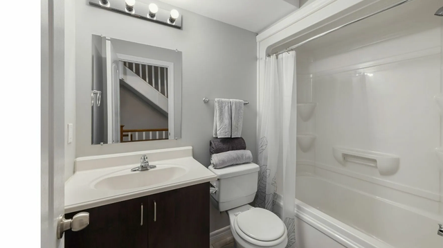 Kingston Summer Sublet Available! - Photo 5