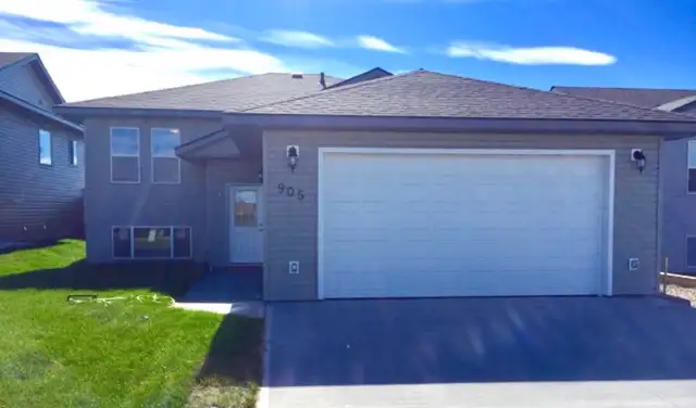 QUALITY, OPEN, 3 BEDROOM, GARAGE & FENCED YARD, FRANK ROSS AREA - Photo 5