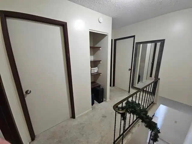 Spacious 3 Bedroom Townhouse in Transcona - Available May 1 - Photo 5