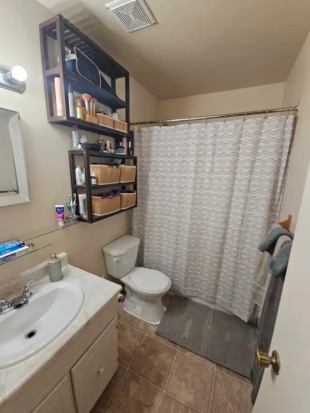 Spacious 3 Bedroom Townhouse in Transcona - Available May 1 - Photo 7