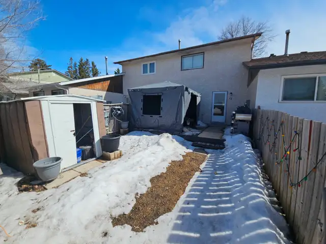 Spacious 3 Bedroom Townhouse in Transcona - Available May 1 - Photo 11
