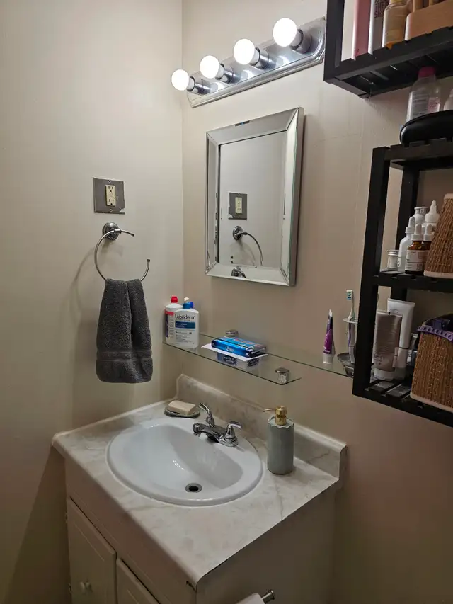 Spacious 3 Bedroom Townhouse in Transcona - Available May 1 - Photo 12