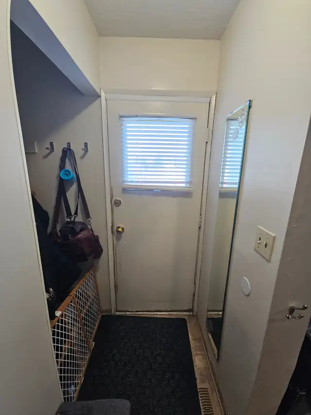 Spacious 3 Bedroom Townhouse in Transcona - Available May 1 - Photo 14