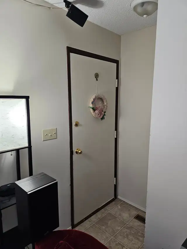 Spacious 3 Bedroom Townhouse in Transcona - Available May 1 - Photo 15