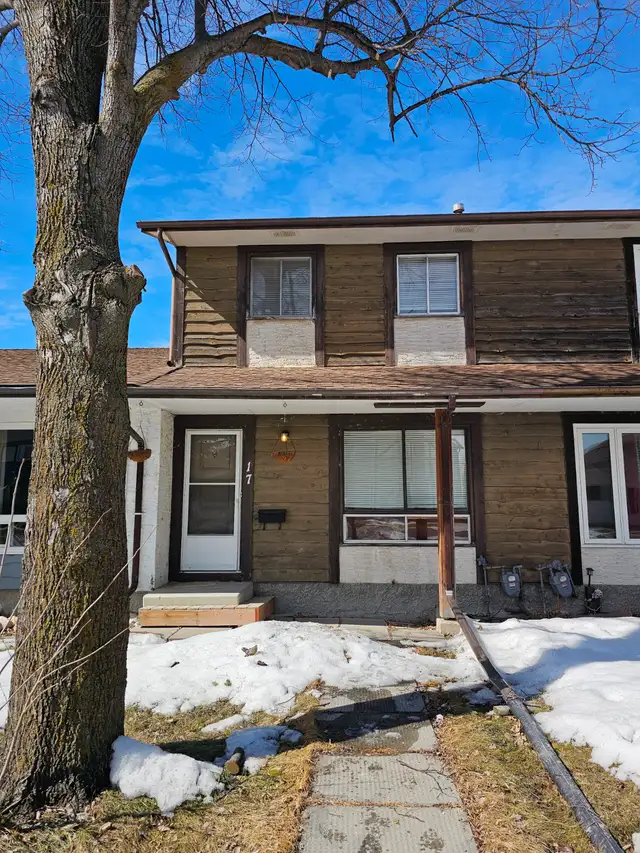 Spacious 3 Bedroom Townhouse in Transcona - Available May 1 - Photo 16