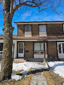 Spacious 3 Bedroom Townhouse in Transcona - Available May 1 - Photo 16