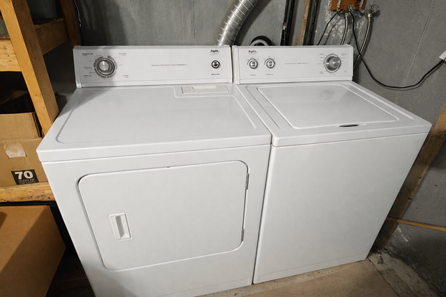 Spacious 3 Bedroom Townhouse in Transcona - Available May 1 - Photo 19