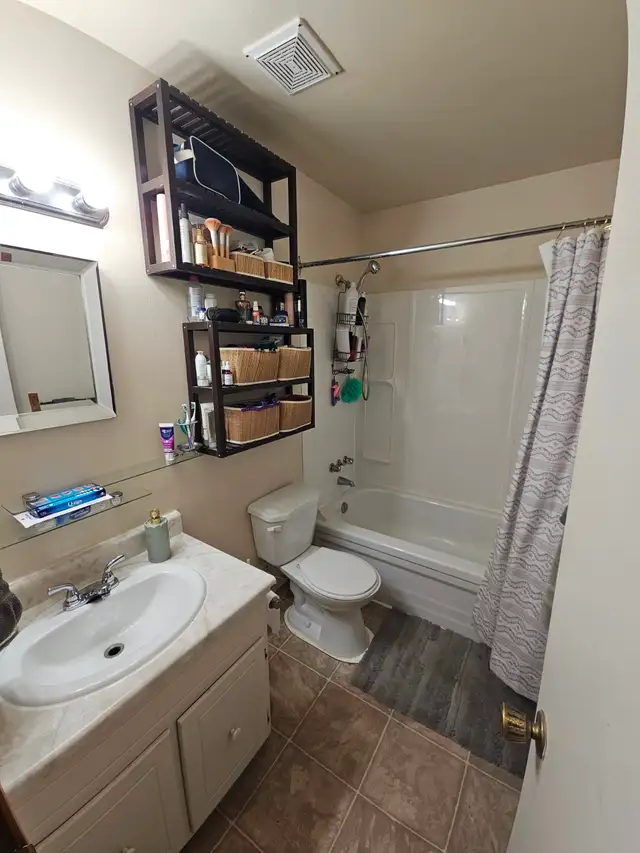 Spacious 3 Bedroom Townhouse in Transcona - Available May 1 - Photo 24