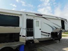2012 Landmark LM San Antonio 40 ft 11 in. 5th wheel