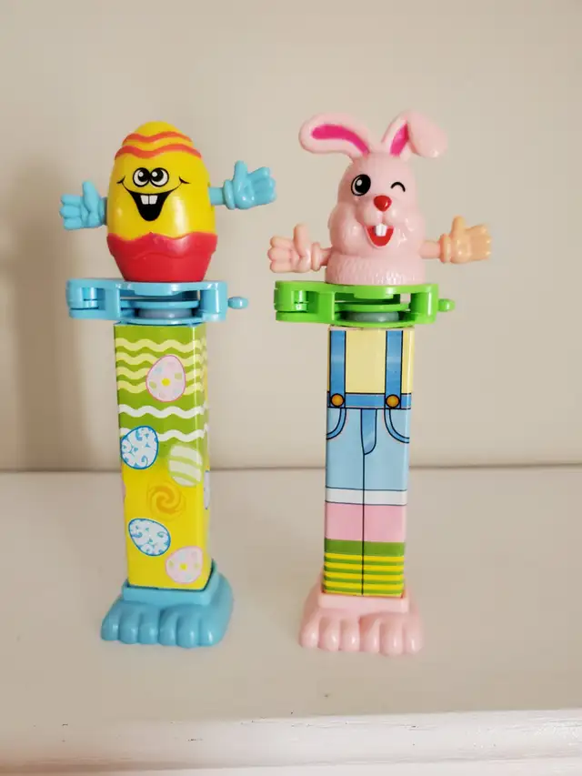 2 DISTRIBUTEURS BONBONS PEZ 2BOITES BONBONS SCELLÉES $10.00 TOUT