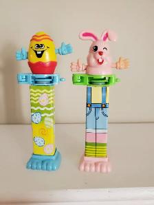 2 DISTRIBUTEURS BONBONS PEZ 2BOITES BONBONS SCELLÉES $10.00 TOUT