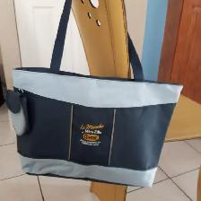 BEAU SAC À MAIN NEUF BLEU 12'HAUTx18'LARGx14'D'ÉPAISSEUR: $15.00