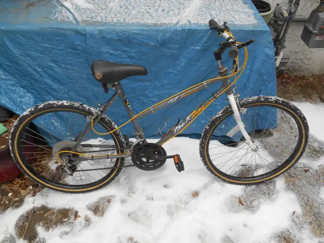 Pair of adult mountain bikes, 17 inch frames, 26 inch tires - Photo 5