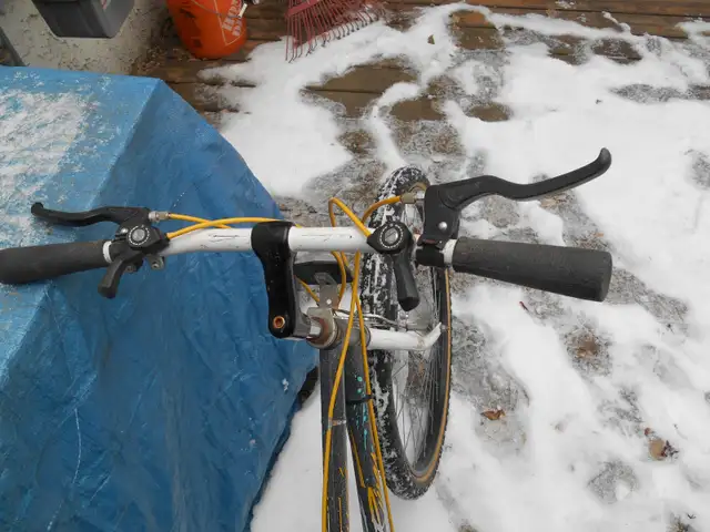 Pair of adult mountain bikes, 17 inch frames, 26 inch tires - Photo 6