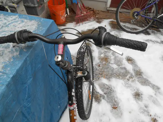 Pair of adult mountain bikes, 17 inch frames, 26 inch tires - Photo 8