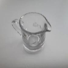 BEAU CRÈMIER NEUF EN VERRE ÉPAIS 4'HAUT DÉCORÉ À FLEURS  $10.00 - Photo 2