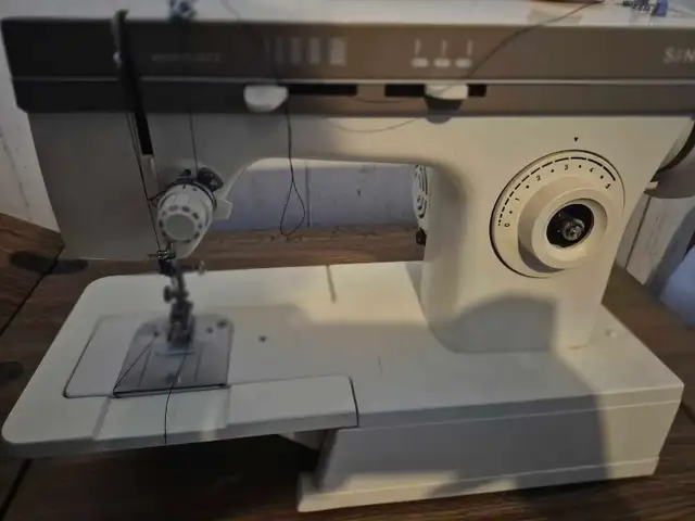 Singer 1872 Merritt Sewing Machine - Photo 2