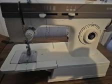 Singer 1872 Merritt Sewing Machine - Photo 2