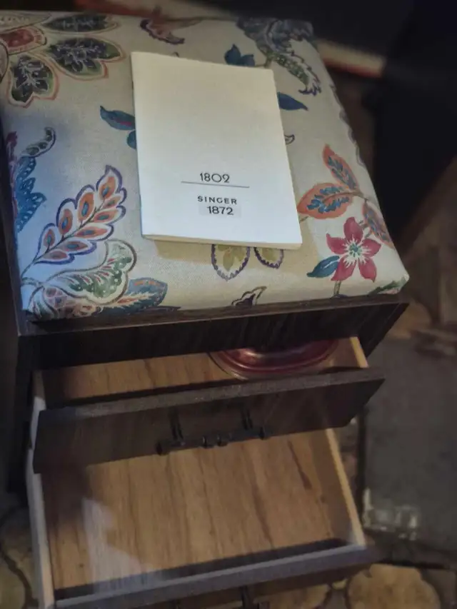Singer 1872 Merritt Sewing Machine - Photo 6