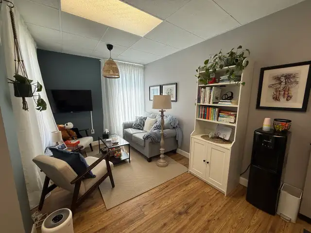 Beautiful Therapy/Professional Office for Rent – Private Waiting - Photo 2