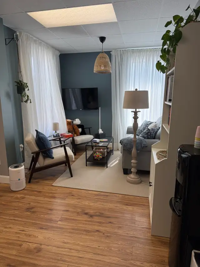 Beautiful Therapy/Professional Office for Rent – Private Waiting - Photo 7