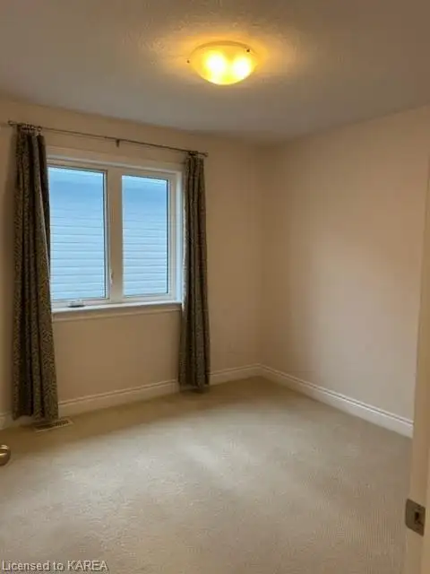 3 Bedroom, 3 Bathroom newer house available for Rent from 1 May - Photo 2