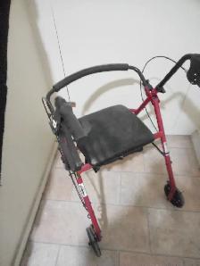 Medical walker with brakes and storage seat - Photo 3