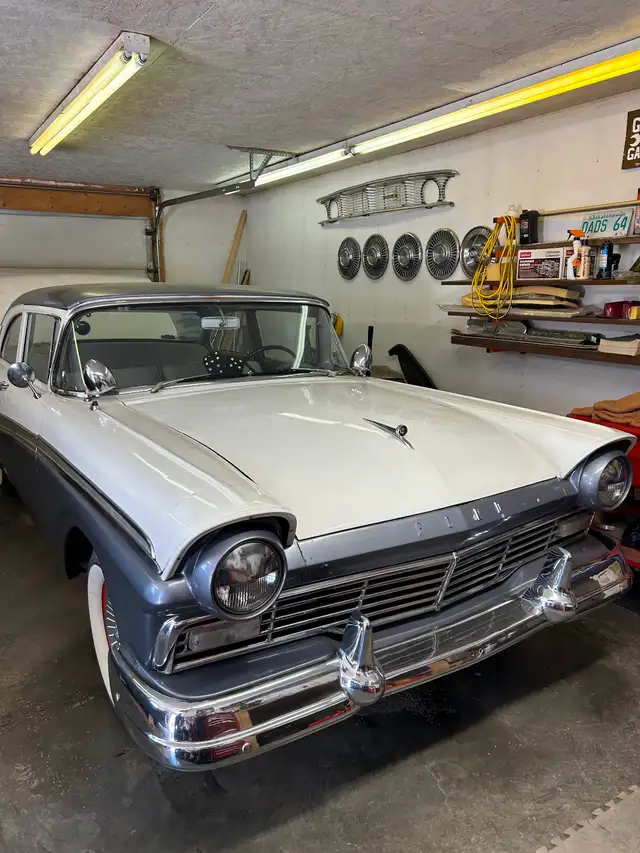 1957 Ford Custom 300 - Photo 2