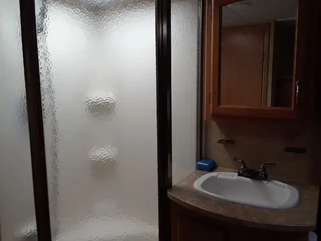 5th wheel trailer - Photo 4