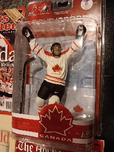 Sidney Crosby Team Canada McFarlane figure plus 3 Publications - Photo 2