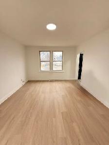 4 Bed 1.5 Bath & 3 Parkinh House for Lease - Photo 7