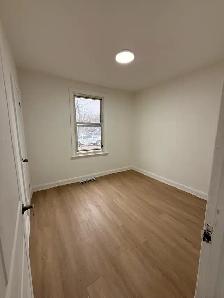 4 Bed 1.5 Bath & 3 Parkinh House for Lease - Photo 9