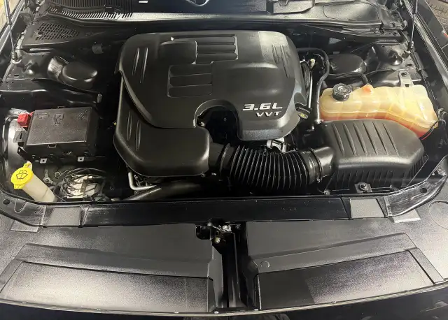 2017 Dodge Challenger 2dr Cpe SXT Plus - Photo 9