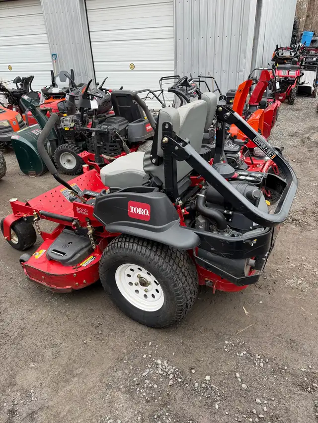 Toro Commercial 3000 series 52" zero turn mower - Photo 5