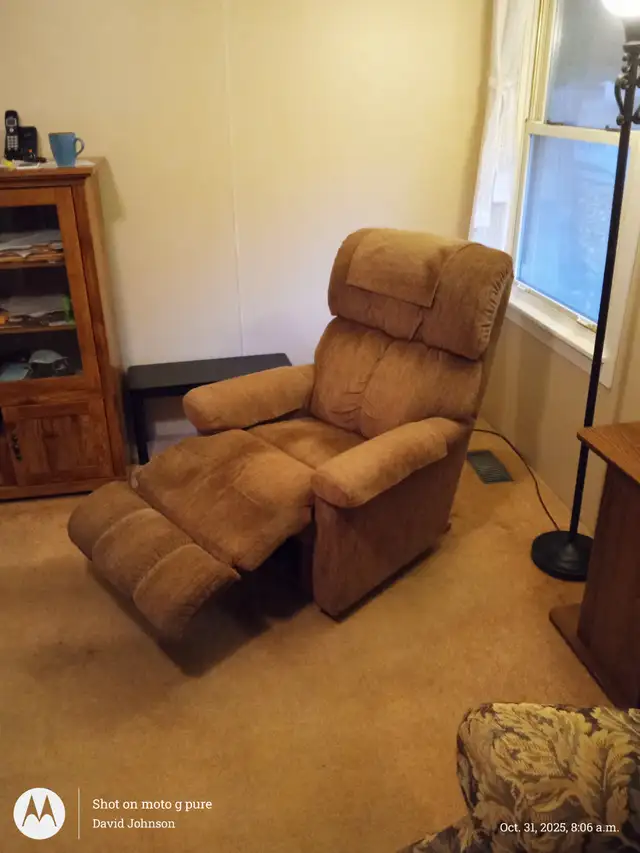 Lazy Boy Rocker Recliner - Photo 2