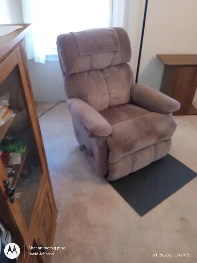 Lazy Boy Rocker Recliner - Photo 5
