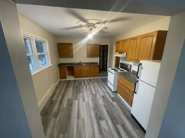 PORT COLBORNE – Large & Quiet 2 Bedroom, upper - Photo 3
