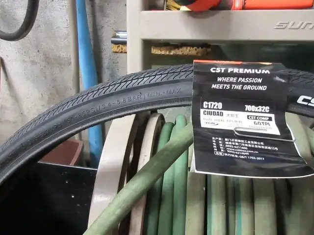 Pneu de vélo neuf CST 700x32C - Photo 3