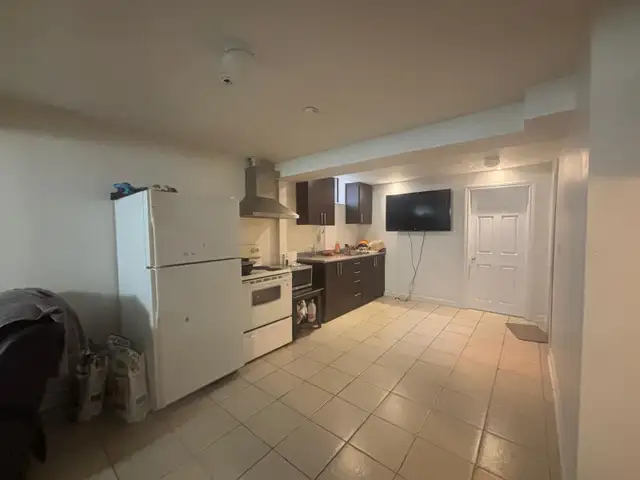 Basement Apartment with bedroom 1 - Photo 3