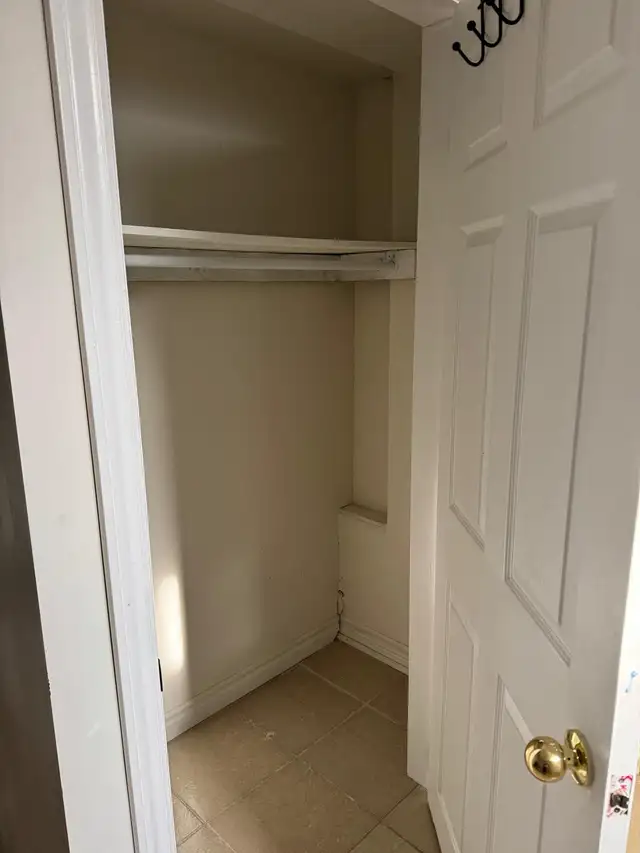 Basement Apartment with bedroom 1 - Photo 8