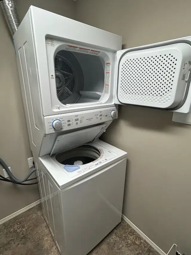 Frigidaire Apartment Combo Washer Dryer - Photo 2