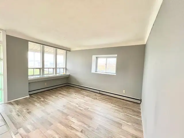2 BED   1 BATH UNIT IN THOROLD - Photo 3